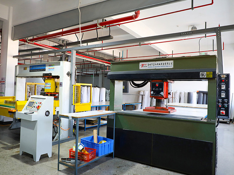 Krojenie skóry piłkarskiej